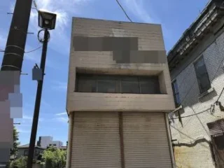建物の正面には、ひび割れや剥がれが多数見られました。