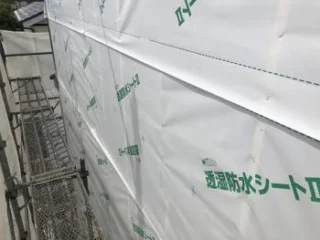 新たに防水シートを張り、雨水対策を万全に整えます。
