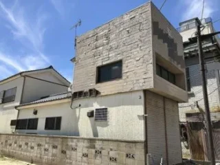2階部分の外壁は劣化が進み、サイディング材が剥がれ落ちて危険な状態でした。