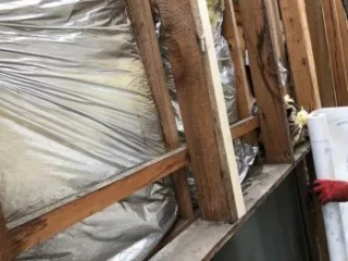 下地の補修を含めた慎重な作業を行いました。