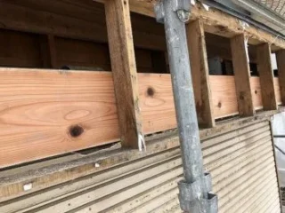 既存サイディングの解体作業を丁寧に進めています。