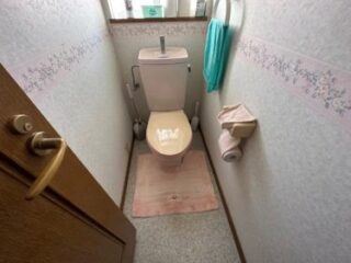 施工前のトイレは経年により水音が気になる状態でした