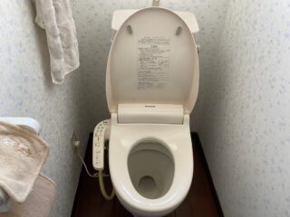 長年使用された既存のトイレは、使用感や古さが見られました