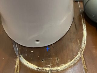 トイレを取り外して撤去作業中の様子です