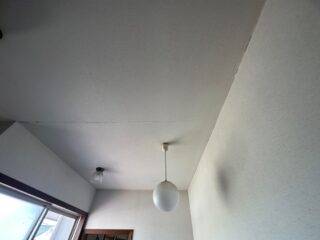 天井部分には黄ばみがあり、照明の明るさが活かせていませんでした