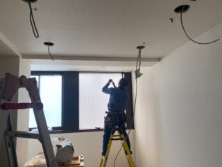 職人が慎重に作業を行っています
