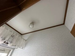クロスの劣化も見られ、張替えをご提案しました