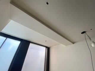照明増設に向けた電気工事。安全第一で丁寧に作業を進めます
