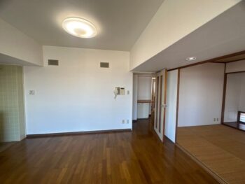 リビングは壁天井ともに新しいクロスで明るく清潔に
