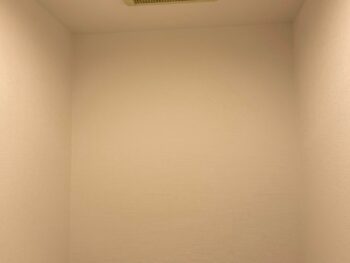 トイレの壁も明るくなり、快適な空間に改善されました