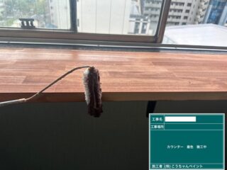 こげ茶系の塗装作業中。色味の調整をしながら進めます