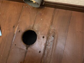 撤去後のトイレ空間、配管も見直しを行います