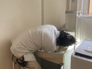洗面台も配管位置を調整しながら交換作業を進めています