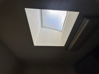 天窓周辺のクロスも紫外線による色あせが見られました