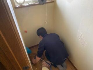 既存トイレを取り外し、床の施工に取りかかりました