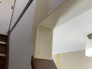 階段の手摺まわりも安全に配慮しながら張替え作業中