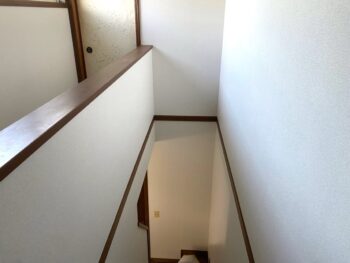 階段の壁も一新し、明るく安全な印象に改善
