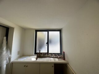 玄関横の壁にもカビや黒ずみが広がっていました