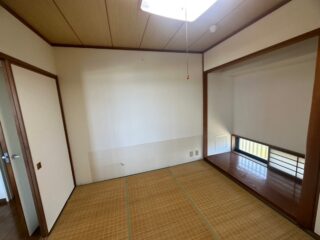和室は全体的に色あせがあり、押入れ内部も張り替えを行います