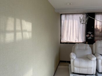 壁面クロスの質感や色味も上品で、店舗にふさわしい印象に