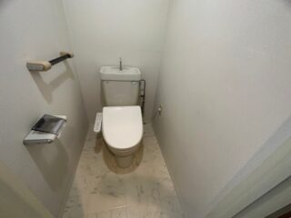 トイレ全体がくすんだ印象となっていました