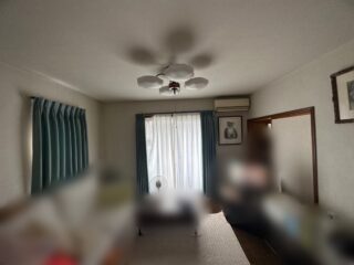 施工前のリビングは天井や壁がくすんでおり、全体的に暗い印象でした