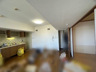 リビングは広い空間ですが、天井のクロス劣化が目立ち、張り替えが必要な状態でした