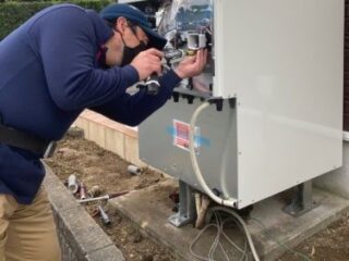 エコキュート本体を搬入し、設置作業を進めている様子です