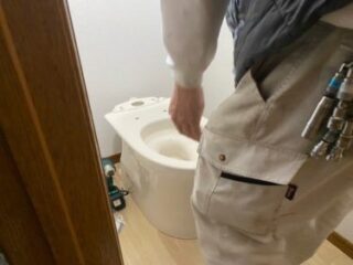新しい便器を設置する工程です
