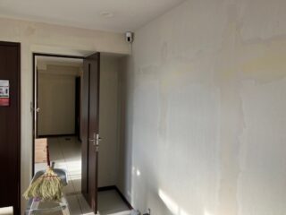 張替え作業は職人が手際よく進めています