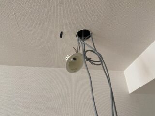 既存のダウンライトを一旦外して、新設の照明に対応できるよう準備しています