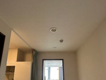 天井に新設したダウンライトが空間をやさしく照らします
