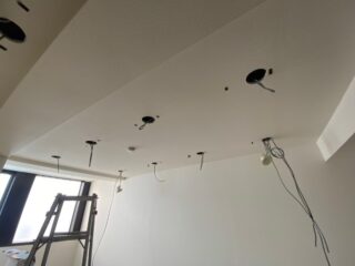 電気配線の施工中の様子。照明設置のための準備段階です