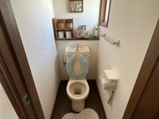 トイレのクロスも古く、汚れが目立っていました