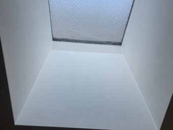 天窓まわりのクロスもきれいに張替え、採光を活かした仕上がりです