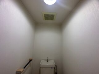 トイレの壁紙も古く、張り替えのご要望がありました