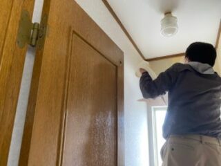 クロスの張替え作業中の様子です