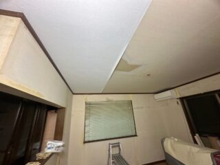 リビング天井も同時にクロスを張り替え、統一感を出します