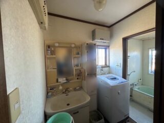 洗面室の全景。水回りの使い勝手を改善したいとのご要望がありました