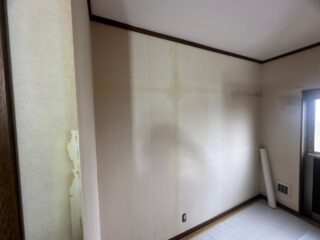 キッチンの壁クロス張替え作業中の様子です