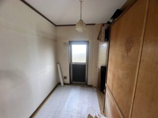 クロスの貼り替えを丁寧に進め、明るい空間へ仕上げていきます
