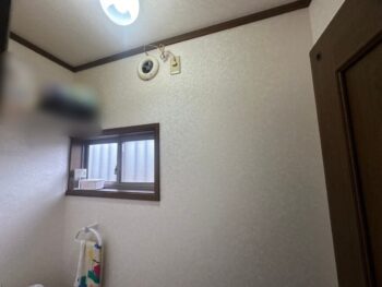 天井もクロスで整え、全体の清潔感が増しています