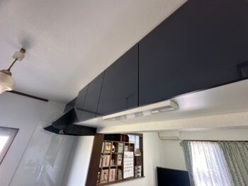 吊戸棚も新調し、統一感のある明るいキッチン空間に変わりました