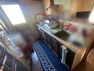 既存のキッチン全景。収納や作業スペースにご不便がありました