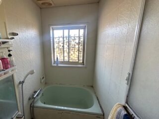 浴室は1216サイズのユニットバスで、長年の使用による劣化が見られました