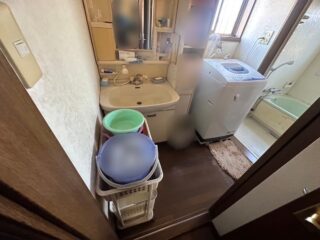 洗面化粧台まわりに経年使用の傷みが見られました