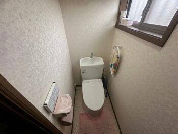 トイレのクロス張替え後。明るく落ち着いた雰囲気に整いました