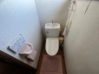 トイレ全体。今回はクロスのみのリフォーム対応となります
