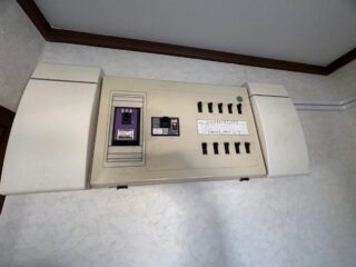 分電盤周辺。安全性確保のため、交換をご希望されました