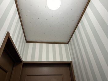 天井のクロスも美しく仕上がり、照明の光が柔らかく広がるようになりました